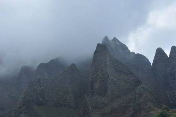 Enormes torres de pedra se erguem para o céu, na Kalalau Beach, na Na'Pali Coast, costa norte de Kauai, no Havaí